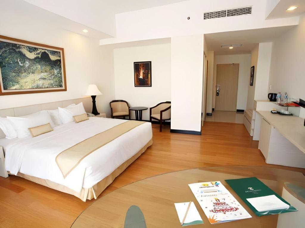 Sintesa Peninsula Hotel Манадо Экстерьер фото