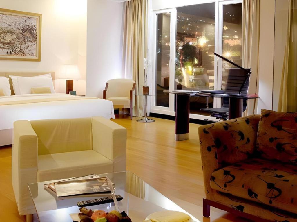 Sintesa Peninsula Hotel Манадо Экстерьер фото